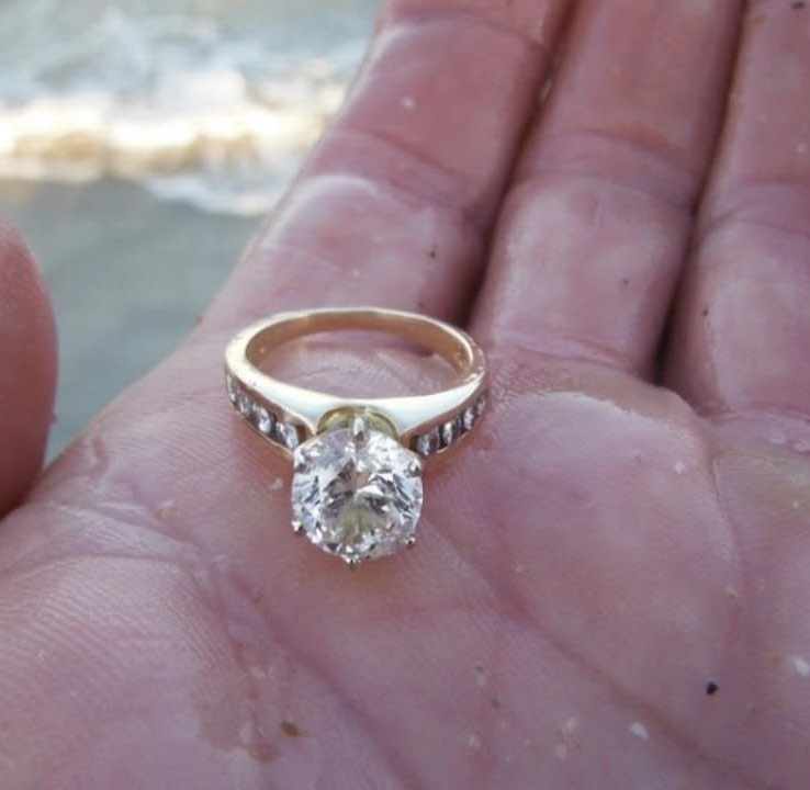 Woman Finds Diamond Ring On Beach – When Jeweler Sees It, He Tells Her This